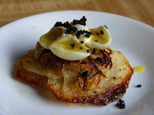 Huevo poché con caviar sobre tosta