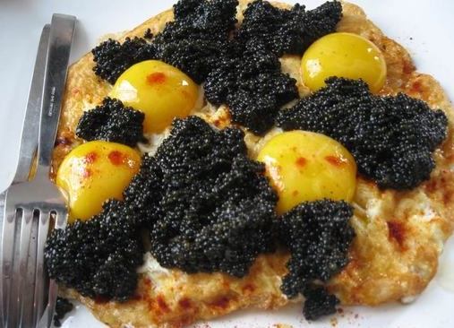 Huevos fritos con caviar, para un desayuno super chic !!