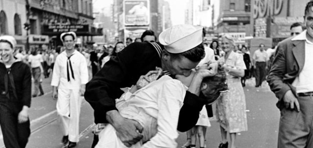 El beso que celebró el amor y la paz