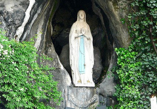La Historia de Nuestra Señora de Lourdes y su aparición en Francia, tal día como el de hoy