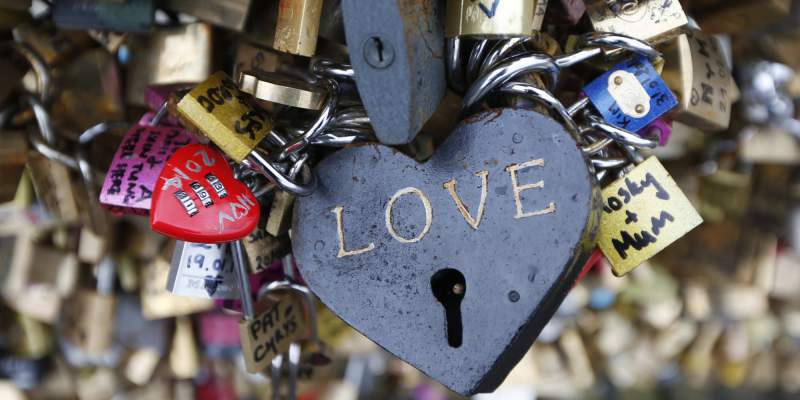 Subastarán los emblemáticos candados de amor de París