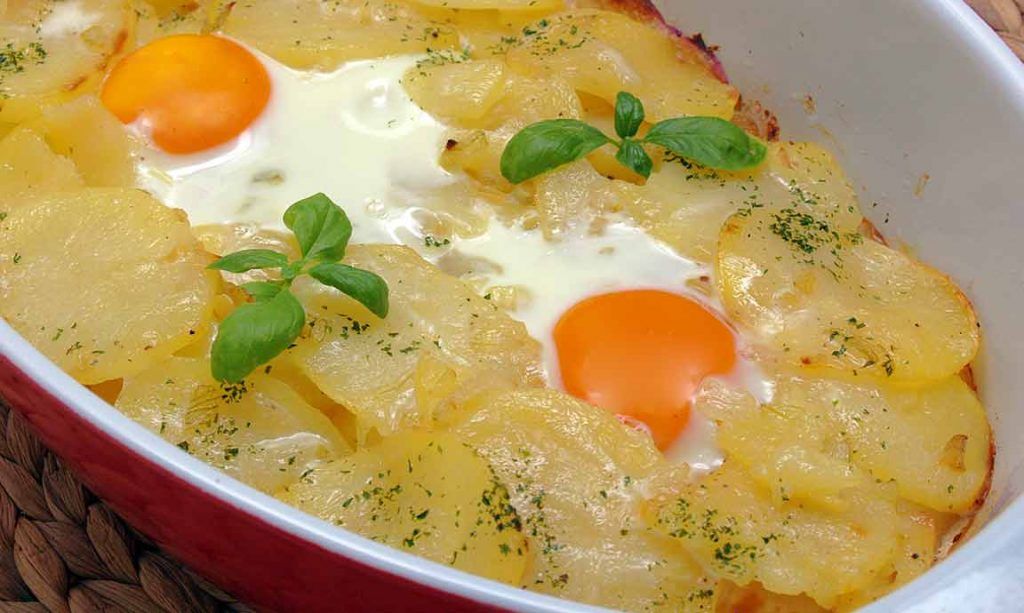 Cazuela de huevos con papas al horno