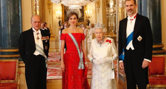 Una chic reina de España, brilló en la noche oficial de la realeza inglesa