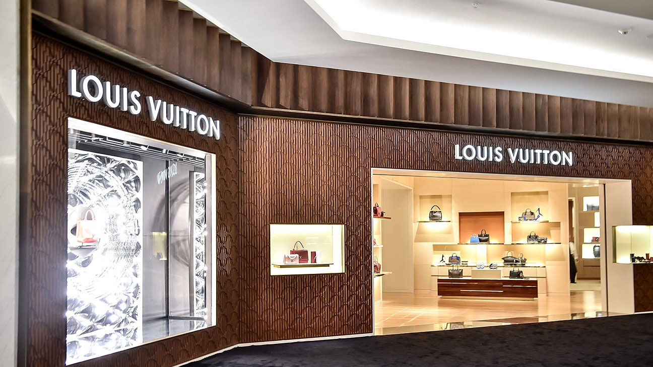 Louis Vuitton, Dior y otras casas de LVMH fabricarán alcohol en gel que donarán