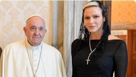 Discreta y elegante, Charlnene de Mónaco en el Vaticano