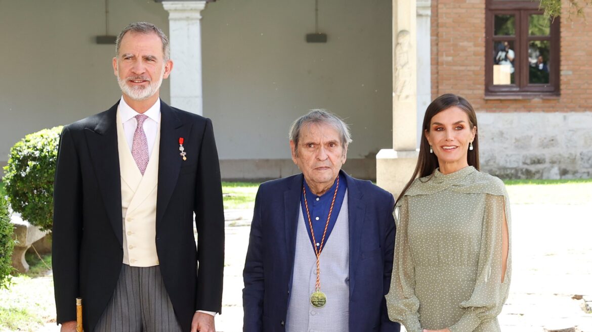 El poeta venezolano Rafael Cadenas recibió el Premio Cervantes 2022