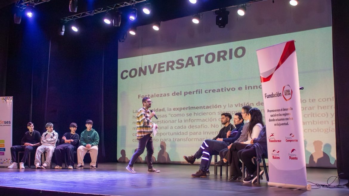 Alumnos de ultimo año del secundario debeten sobre tecnología, innovación y los empleos del futuro