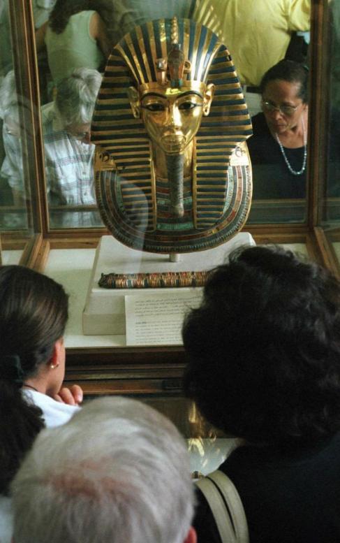 La máscara dorada de Tutankamón, restaurada con «superglue»