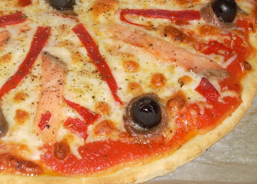 Una pizza de anchoas y aceitunas