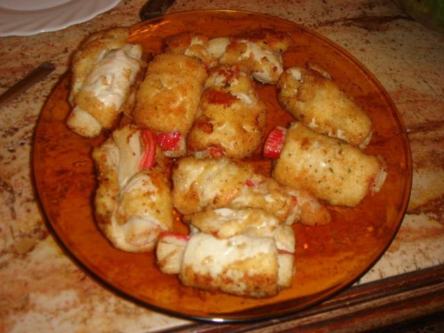 Rollitos de pechuga de pollo rellena de surimi de cangrejo
