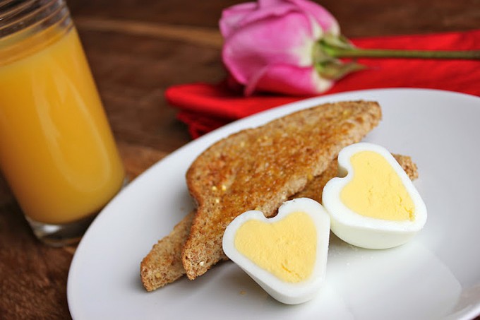 Un desayuno rico y hermoso para mamá, huevos en forma de corazón