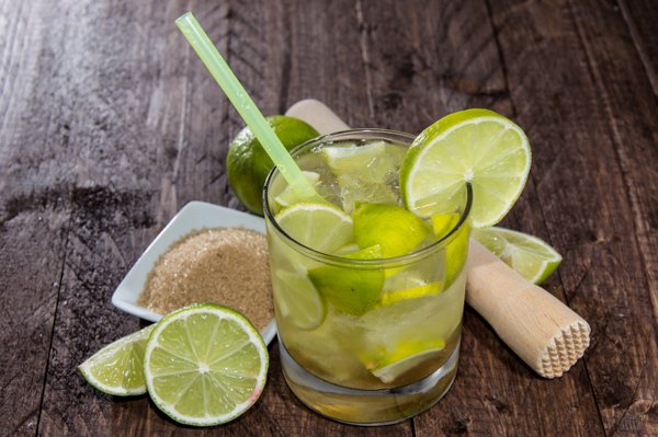 Más que rápido y sencillo, cóctel típico del Brasil, la caipirinha o caipiriña