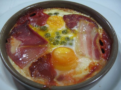 Huevos al horno con jamón serrano ¡Divinos!