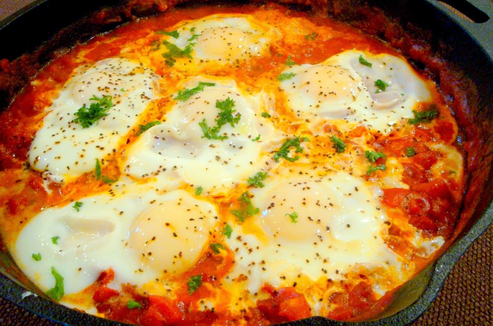 Huevos a la italiana, con tomate y albahaca