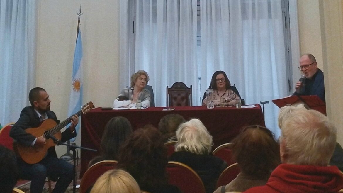 El poeta español Alejandro Font de Mora, presentó su libro “30 Tangos y canciones y un homenaje a Borges”