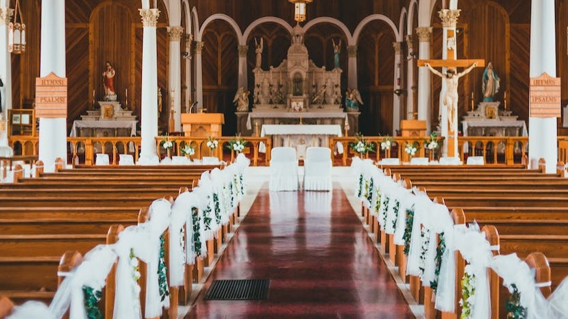 ¿Cómo decorar un altar de boda?