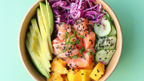 Una versión de poke bowl pero con salmón cocido