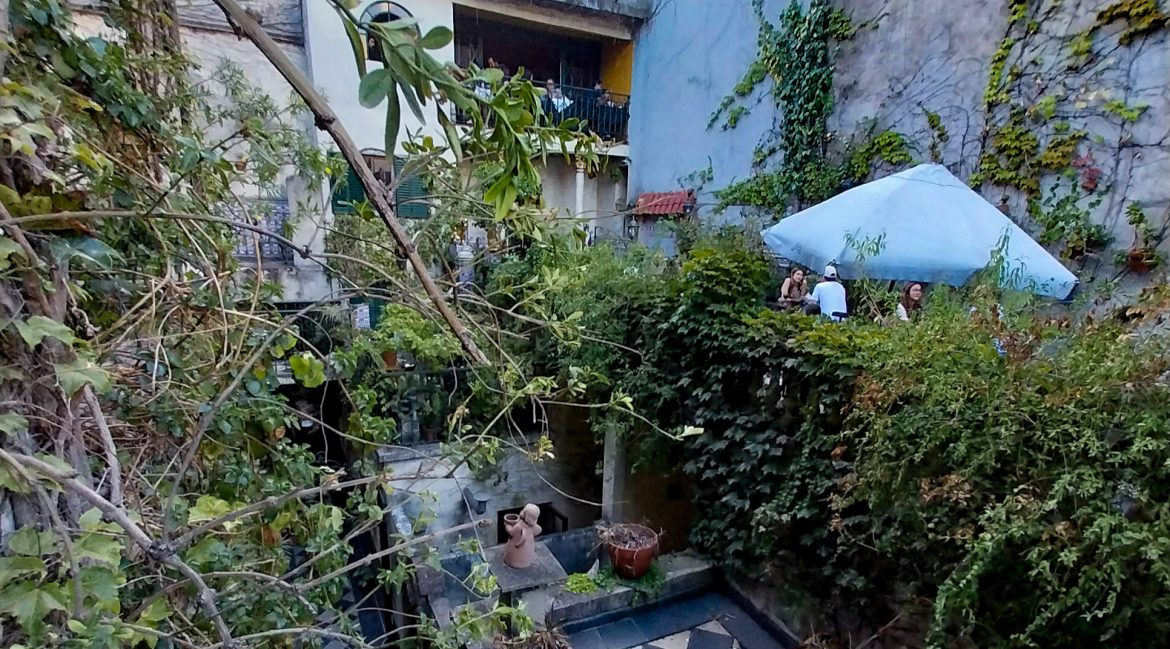 Atis Bar en San Telmo, ecléctico y con una interesante historia