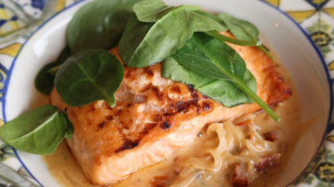 Salmón en crema de ajo, un sabor fuerte pero sabroso