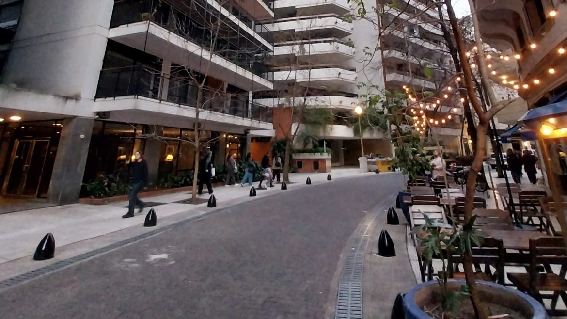 La calle Arroyo, un paseo por el París de Buenos Aires entre mucho arte y cafecitos