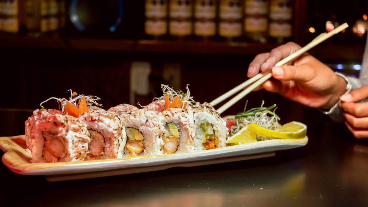 Buenos modales al momento de comer del Sushi: Lo que hacemos bien y mal y ¡cómo comerlo como un Japonés!
